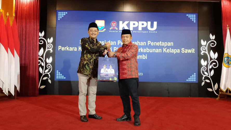 Disaksikan Gubernur, Ketua KPPU-RI Menyerahkan Petikan Penetapan Perkara Kemitraan Sektor Perkebunan Kelapa Sawit di Provinsi Jambi